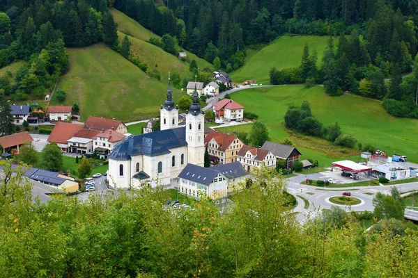 Slovenya Nın Gorenjska Kentindeki Ziri Kasabasındaki Martin Kilisesi — Stok fotoğraf