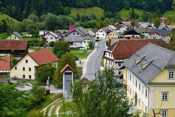 スロベニアのGrenjskaのZiriの町を通る道路 — ストック写真