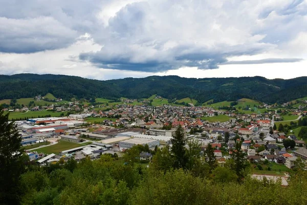 Kilátás Város Ziri Gorenjska Szlovénia Erdő Borította Dombok Felett Felhők — Stock Fotó