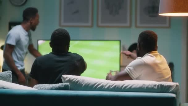 Чёрные парни спорят о футболе — стоковое видео