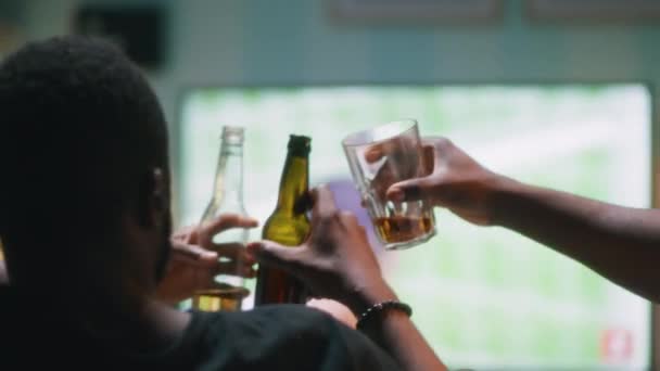 Cultivez les hommes afro-américains proposant des toasts pendant le match — Video