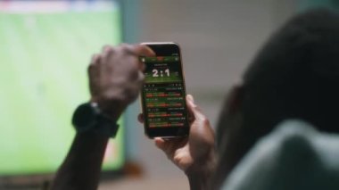 Maç sırasında bahisleri kontrol eden isimsiz bir adam