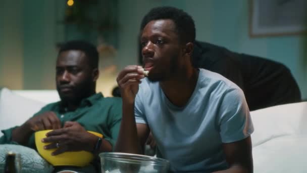 Focused black guys with popcorn watching match — Stock Video