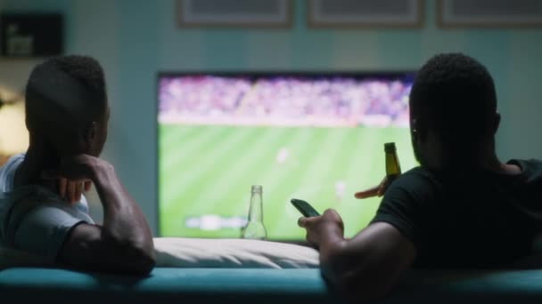 Svarta fans föreslår rostat bröd under fotbollsmatchen — Stockvideo