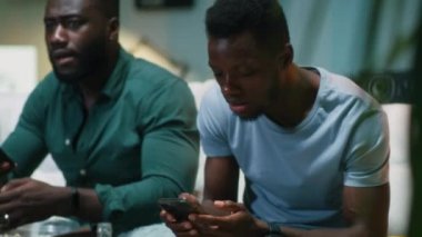 Afrikalı Amerikalı hayranlar akıllı telefonlara bahis oynuyorlar