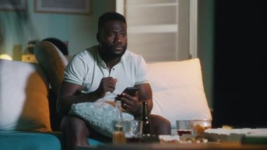 Afrikalı Amerikalı adam online bahsi kazanıyor