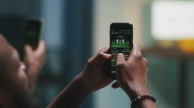 Siyahi adam arkadaşlarıyla iddiaları tartışıyor