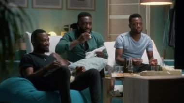 Afrikalı Amerikalı taraftarlar golü kutluyor