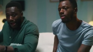 Zenciler maç izler ve bahis oynarlar.