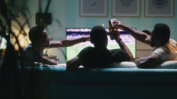 Amici neri bere birra durante la partita di calcio — Video Stock