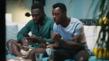 Mutlu siyah izleyiciler maç seyrediyor.