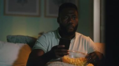 Afrikalı Amerikalı adam maç sırasında bahsi kazanıyor