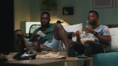 Zenciler televizyonda maç izliyor.