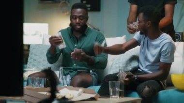 Zenciler maç izlerken bahis oynuyorlar.