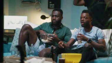 Endişeli siyahi taraftarlar yarışmayı izliyor ve zaferi kutluyor