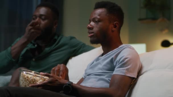 Svarta vänner med popcorn titta på match tillsammans — Stockvideo