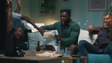 Patlamış mısırlı çeşitli adamlar amacını kutluyor.