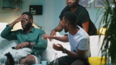 Afrikalı Amerikalı adam hayal kırıklığına uğramış arkadaşlarının bahsini kazanıyor.