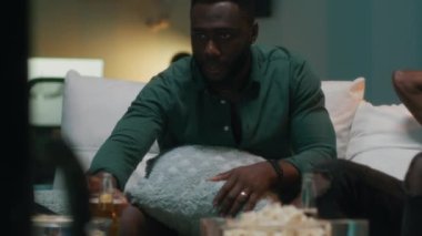 Akşamları Afro-Amerikalı erkekler maç izliyor.