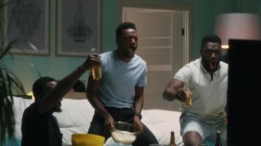 Heyecanlı Afrikalı Amerikalı taraftar arkadaşlarıyla golü kutluyor