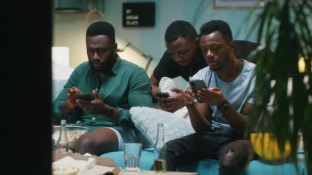 Svarta killar som gör och diskuterar online-spel under matchen — Stockvideo