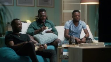 Afrika kökenli Amerikalı erkekler favori takımı destekliyor