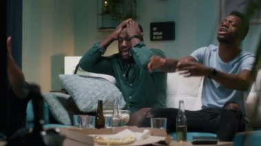 Evde maç izleyen siyahi taraftarlar hayal kırıklığına uğradı