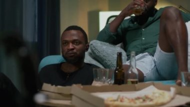 Zenciler maç boyunca bira ve yemekten zevk alıyorlar.