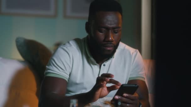 African American fan placera insatser i online-app — Stockvideo