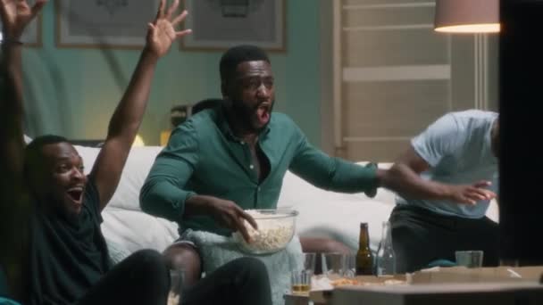 Afrikanska amerikanska fans med öl firar mål hemma — Stockvideo
