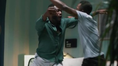 Afro-Amerikan seyirciler yüksek sesle alkışlıyorlar.