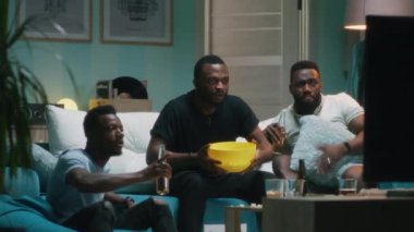 Siyahi taraftarlar golü kutluyor ve sarılıyorlar