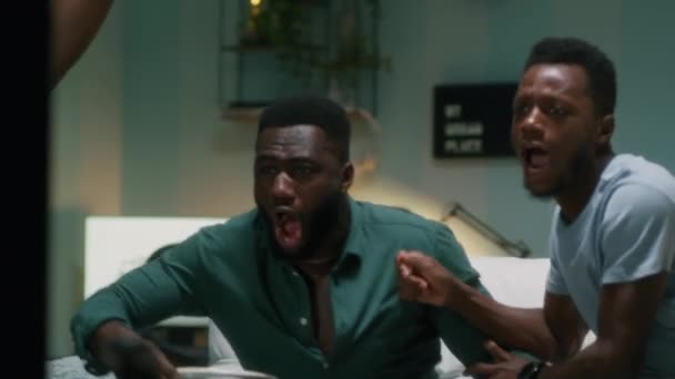 Siyahi izleyiciler evde takım zaferini kutluyor — Stok video
