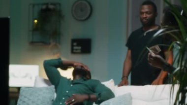 Heyecanlı siyah adam arkadaşlarından para kazanıyor.