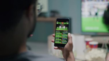 Ekin adamlar futbol maçında bahis oynuyorlar.