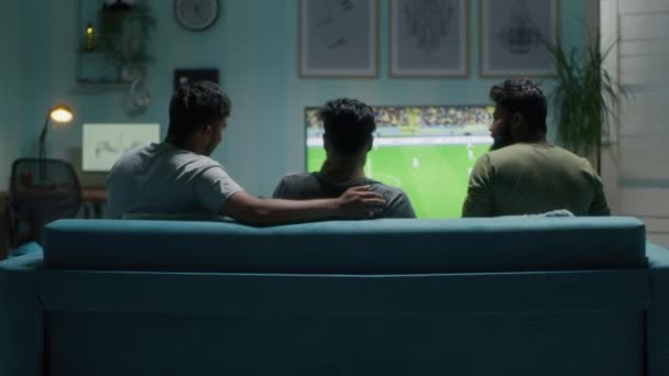 Bărbații indieni discută meciul de fotbal — Videoclip de stoc