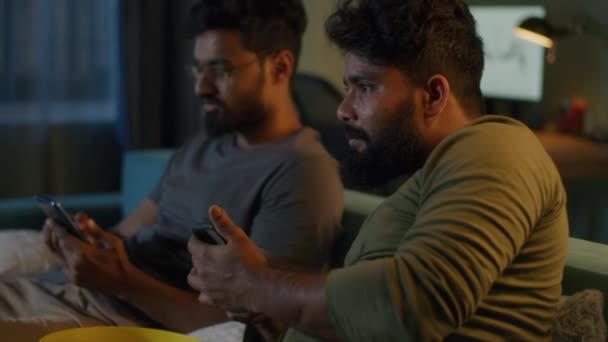 Homens indianos fazendo apostas online durante o jogo — Vídeo de Stock