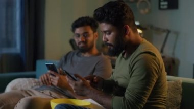 Hintli taraftar arkadaşlarıyla bahisleri tartışıyor