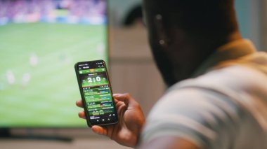 Afrikalı Amerikalı hayranlar online bahis oynuyorlar ve konuşuyorlar