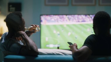 Siyahi taraftarlar futbol maçında kadeh kaldırmayı teklif ediyor