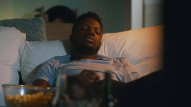 Uykulu siyah taraftar destek takımı