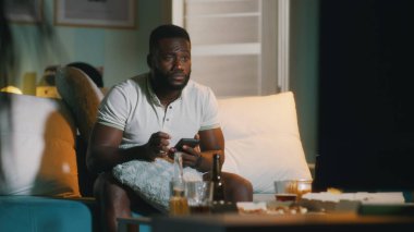 Afrikalı Amerikalı adam online bahsi kazanıyor