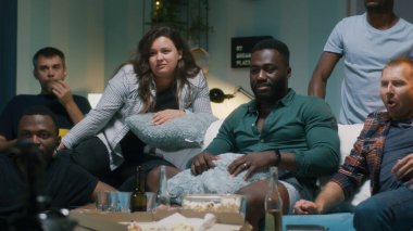 Çeşitli arkadaşlar maçı izliyor ve zaferi kutluyorlar.