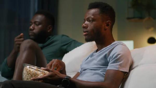 Amigos negros con palomitas de maíz viendo partido juntos — Foto de Stock