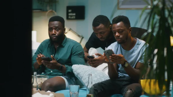 Black guys making and discussing online bets during match — Stock Photo, Image