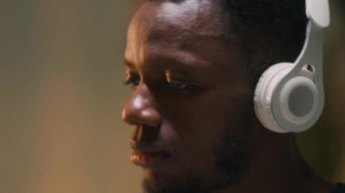 Afrikalı Amerikalı baterist müzik dinliyor