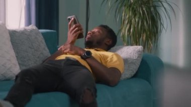 Afrikalı Amerikalı erkek sesli mesaj gönderiyor