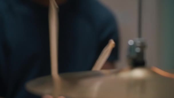 Crop чорний музикант грає на барабанах ввечері — стокове відео
