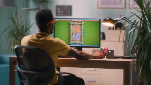 Chico afroamericano jugando videojuego — Vídeos de Stock