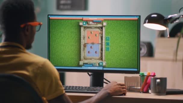 Siyah adam bilgisayarda video oyunu oynuyor — Stok video